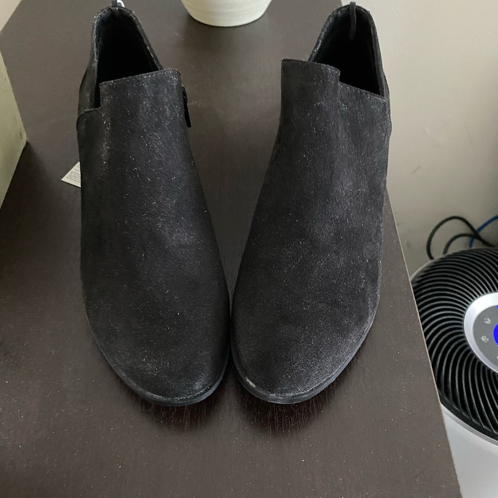 **Never Worn** Old Navy booties-size 6